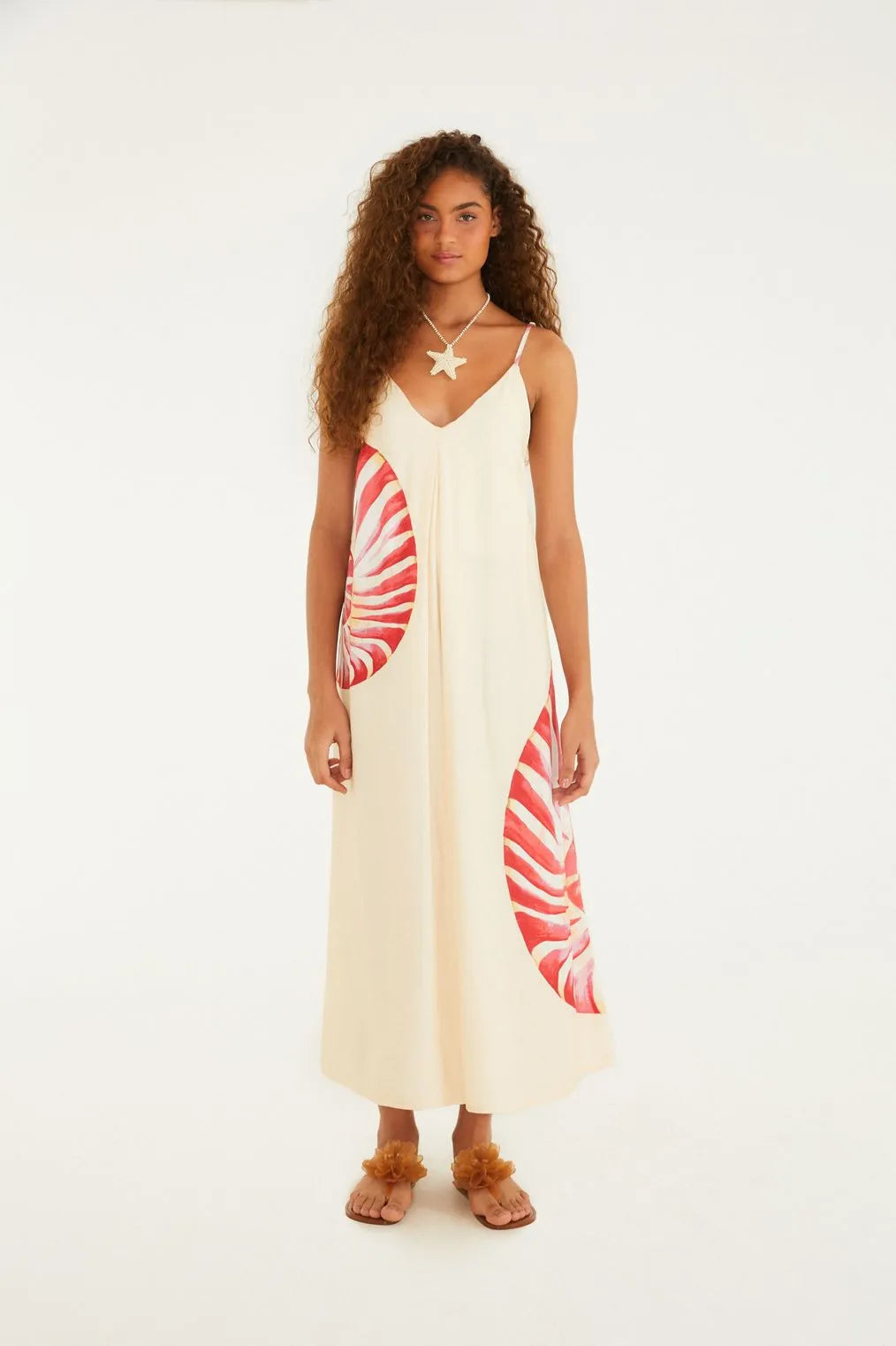 Modelo vestindo o Macacão Cropped Estampado Amonita Farm em corpo inteiro, mostrando caimento e estilo completo