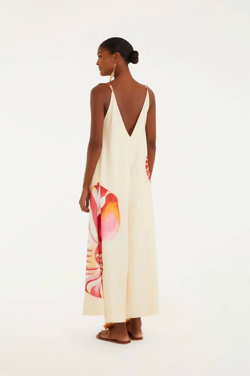 Vista traseira do Macacão Cropped Estampado Amonita Farm evidenciando o caimento e acabamento