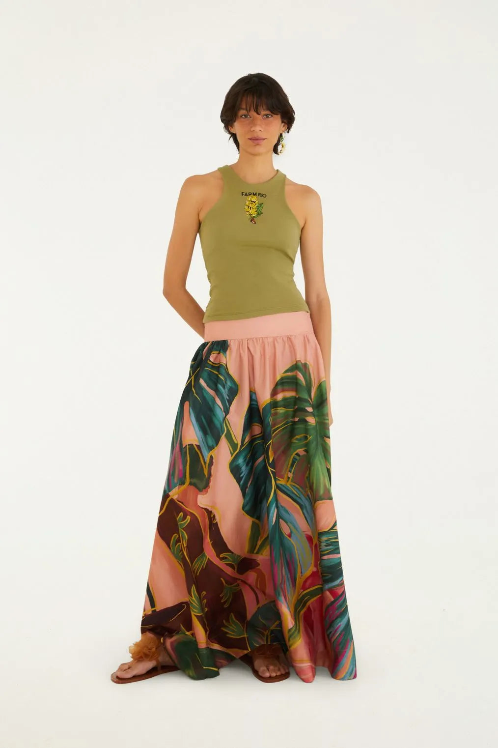 Modelo vestindo a Regata Cacho de Banana Farm em corpo inteiro, mostrando o caimento e estilo completo