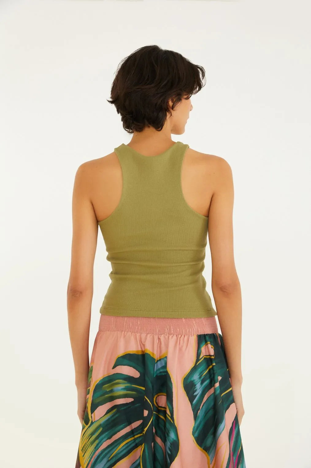 Vista traseira da Regata Cacho de Banana Farm evidenciando acabamento e caimento