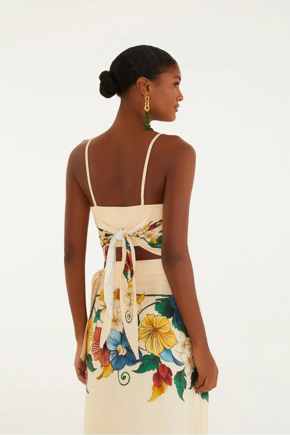 Vista traseira da Regata Estampada Tropicalzinho Farm evidenciando acabamento e corte