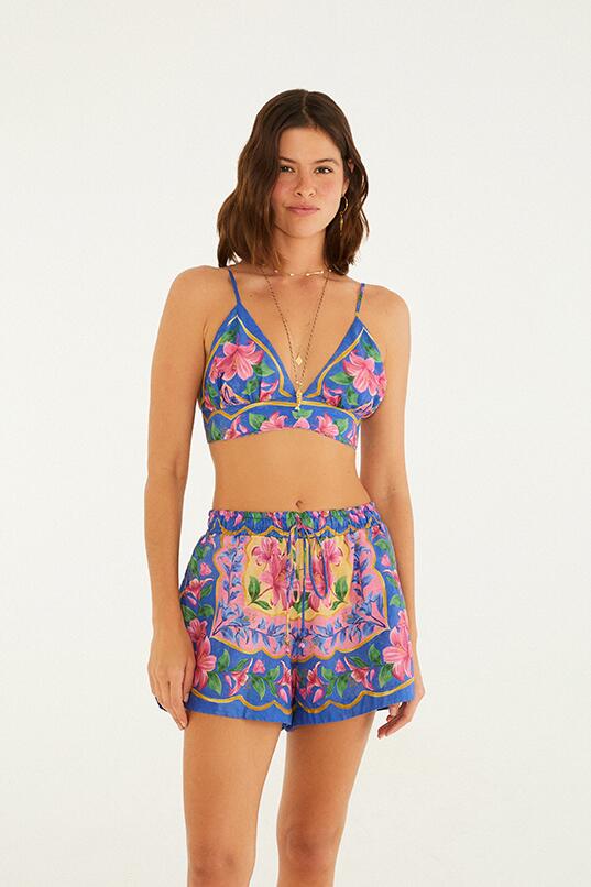 Short Lena Farm visto de frente, com modelagem soltinha e estampa tropical