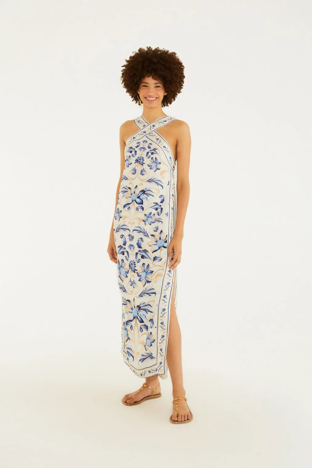 Vestido Cropped Estampado Azulejaria Farm visto de frente, com alças cruzadas e modelagem fluida