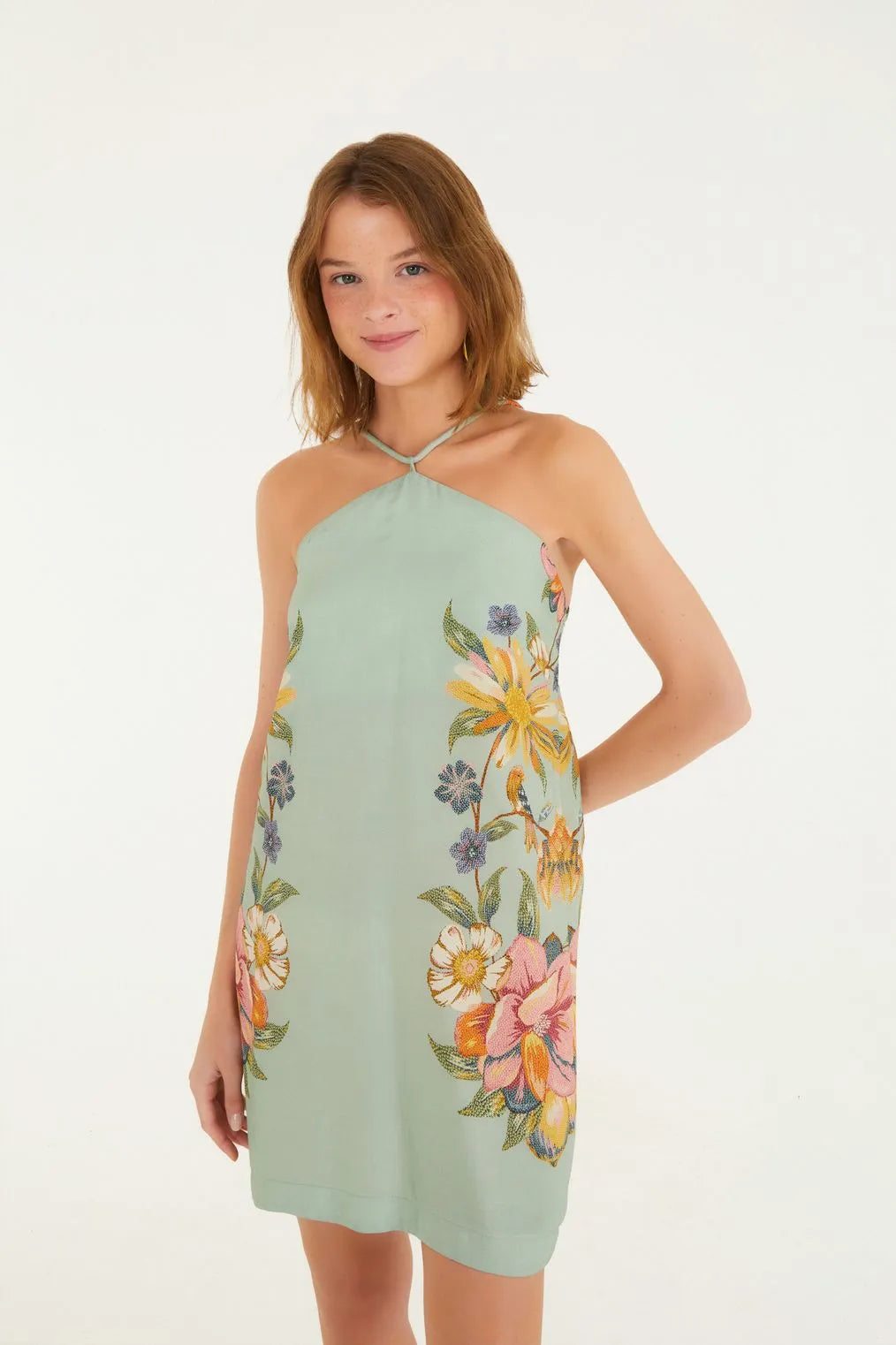 Vestido Curto Estampado Maira Farm visto de frente, com decote reto e alças finas