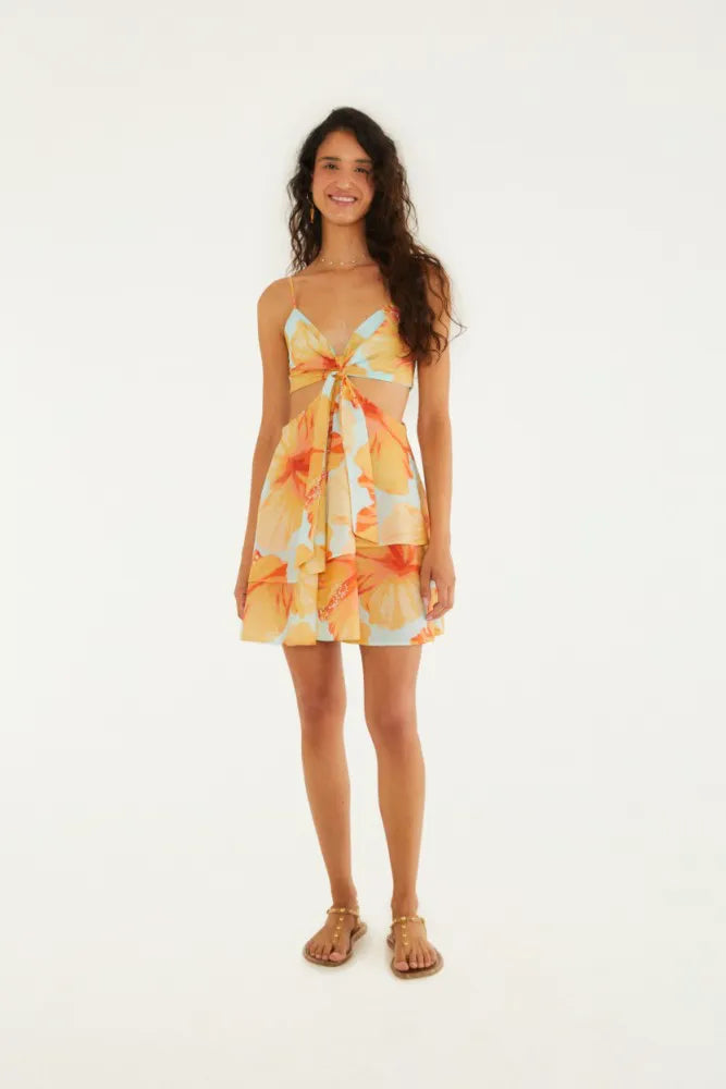 Vestido Curto Vestida de Flor Farm visto de frente, com estampa floral colorida e modelagem leve